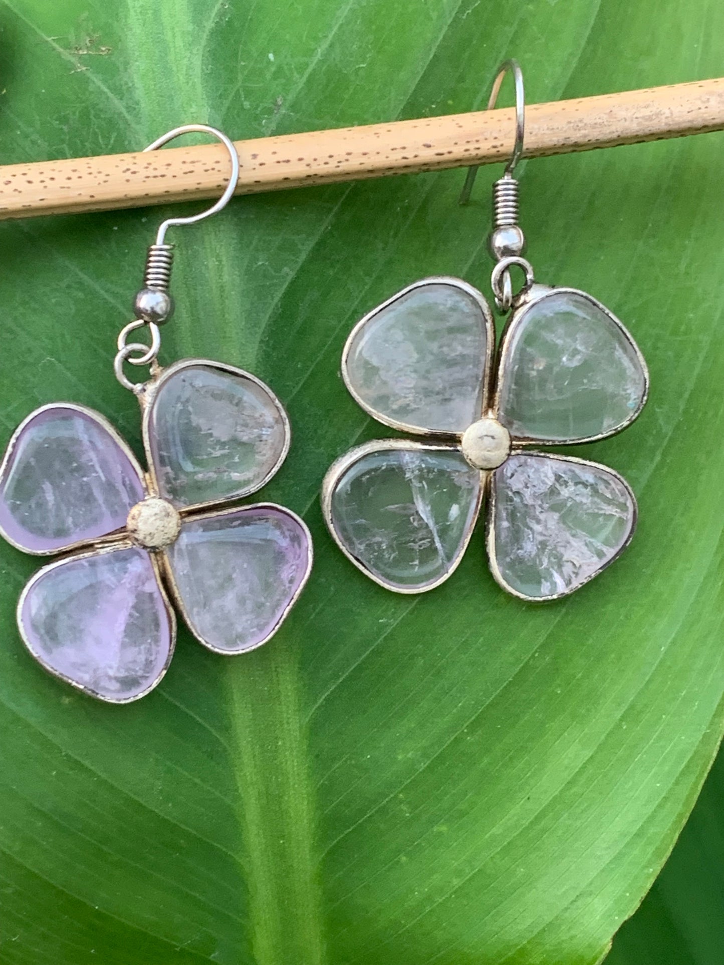 Boucles d'oreilles en Améthyste, en formes de 'trèfle à 4 feuilles', qualité AA à AAA. Vendu en laiton finition argenté, parfait !