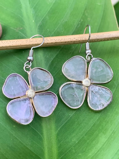 Boucles d'oreilles en Améthyste, en formes de 'trèfle à 4 feuilles', qualité AA à AAA. Vendu en laiton finition argenté, parfait !