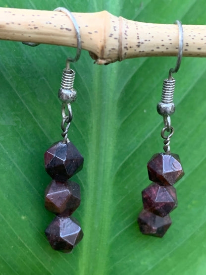 Boucles d'oreilles en Grenat Almandin, en formes de perles facettés en icosaedre, qualité AA à AAA. Vendu en finition Argent ou laiton argenté, parfait !