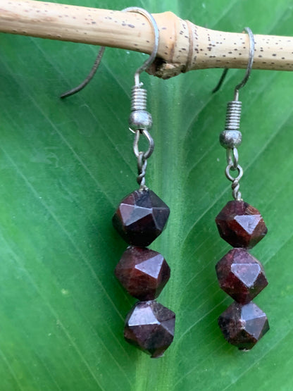 Boucles d'oreilles en Grenat Almandin, en formes de perles facettés en icosaedre, qualité AA à AAA. Vendu en finition Argent ou laiton argenté, parfait !