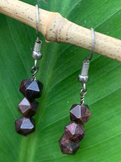 Boucles d'oreilles en Grenat Almandin, en formes de perles facettés en icosaedre, qualité AA à AAA. Vendu en finition Argent ou laiton argenté, parfait !