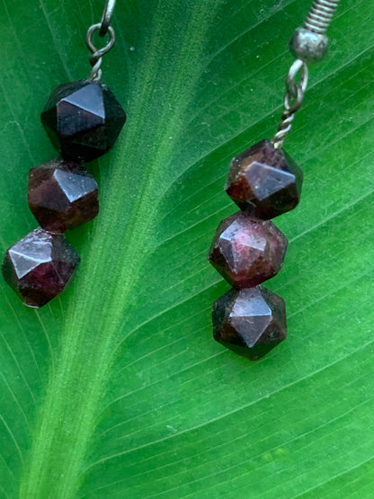 Boucles d'oreilles en Grenat Almandin, en formes de perles facettés en icosaedre, qualité AA à AAA. Vendu en finition Argent ou laiton argenté, parfait !