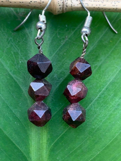 Boucles d'oreilles en Grenat Almandin, en formes de perles facettés en icosaedre, qualité AA à AAA. Vendu en finition Argent ou laiton argenté, parfait !