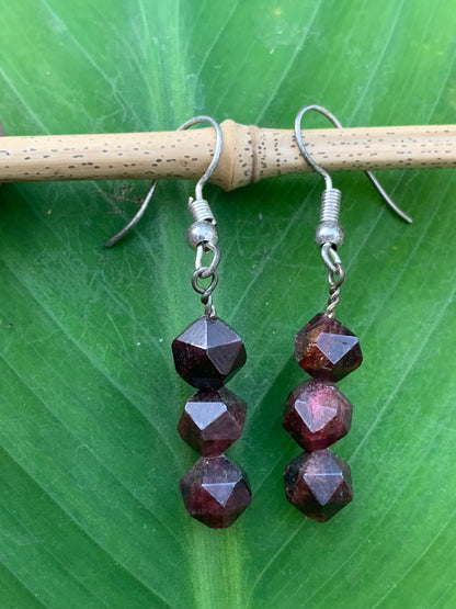Boucles d'oreilles en Grenat Almandin, en formes de perles facettés en icosaedre, qualité AA à AAA. Vendu en finition Argent ou laiton argenté, parfait !
