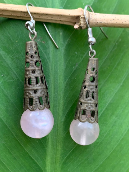 Boucles d'oreilles en quartz rose, perlages sur tiges avec fantaisies, qualité AA à AAA. Vendu en laiton finition bronze, parfait !