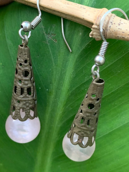 Boucles d'oreilles en quartz rose, perlages sur tiges avec fantaisies, qualité AA à AAA. Vendu en laiton finition bronze, parfait !