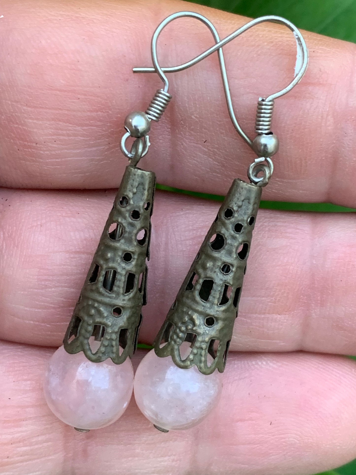 Boucles d'oreilles en quartz rose, perlages sur tiges avec fantaisies, qualité AA à AAA. Vendu en laiton finition bronze, parfait !