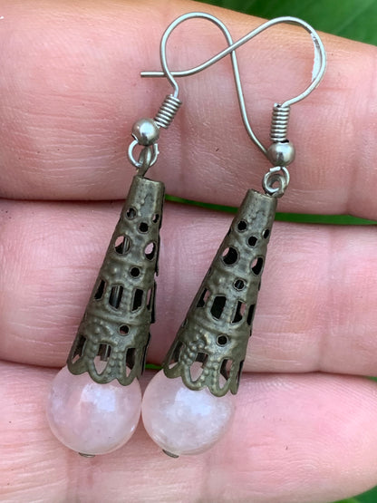 Boucles d'oreilles en quartz rose, perlages sur tiges avec fantaisies, qualité AA à AAA. Vendu en laiton finition bronze, parfait !