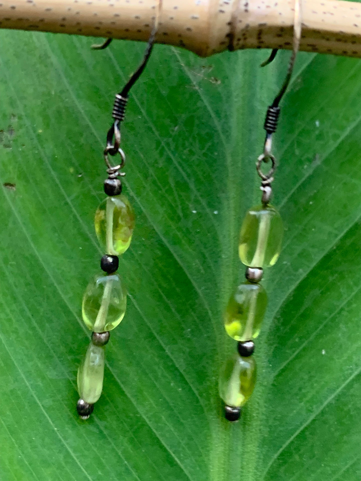 Boucles d'oreilles en Péridot, perlages sur tiges avec fantaisies, qualité AA à AAA. Vendu en Argent ou en laiton finition argenté ou doré, parfait !