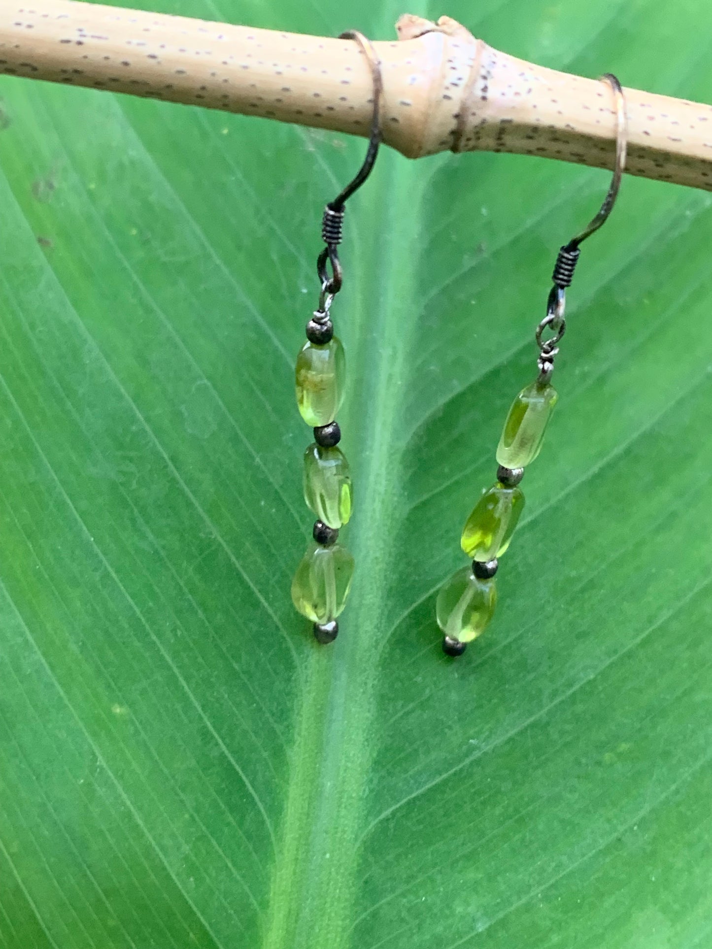 Boucles d'oreilles en Péridot, perlages sur tiges avec fantaisies, qualité AA à AAA. Vendu en Argent ou en laiton finition argenté ou doré, parfait !