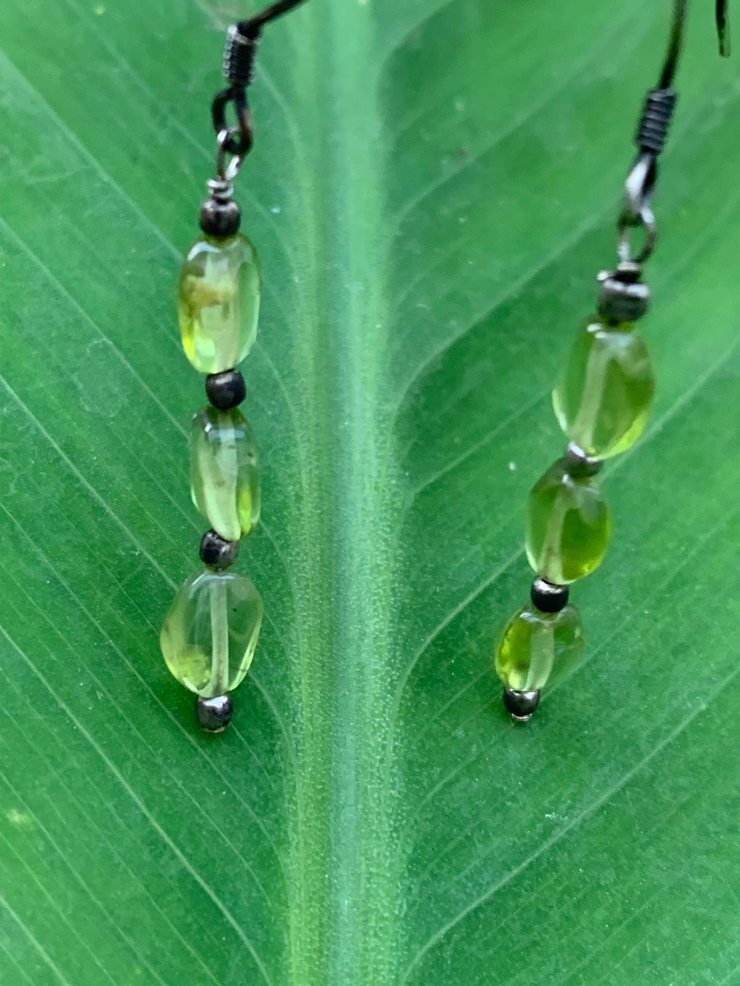 Boucles d'oreilles en Péridot, perlages sur tiges avec fantaisies, qualité AA à AAA. Vendu en Argent ou en laiton finition argenté ou doré, parfait !