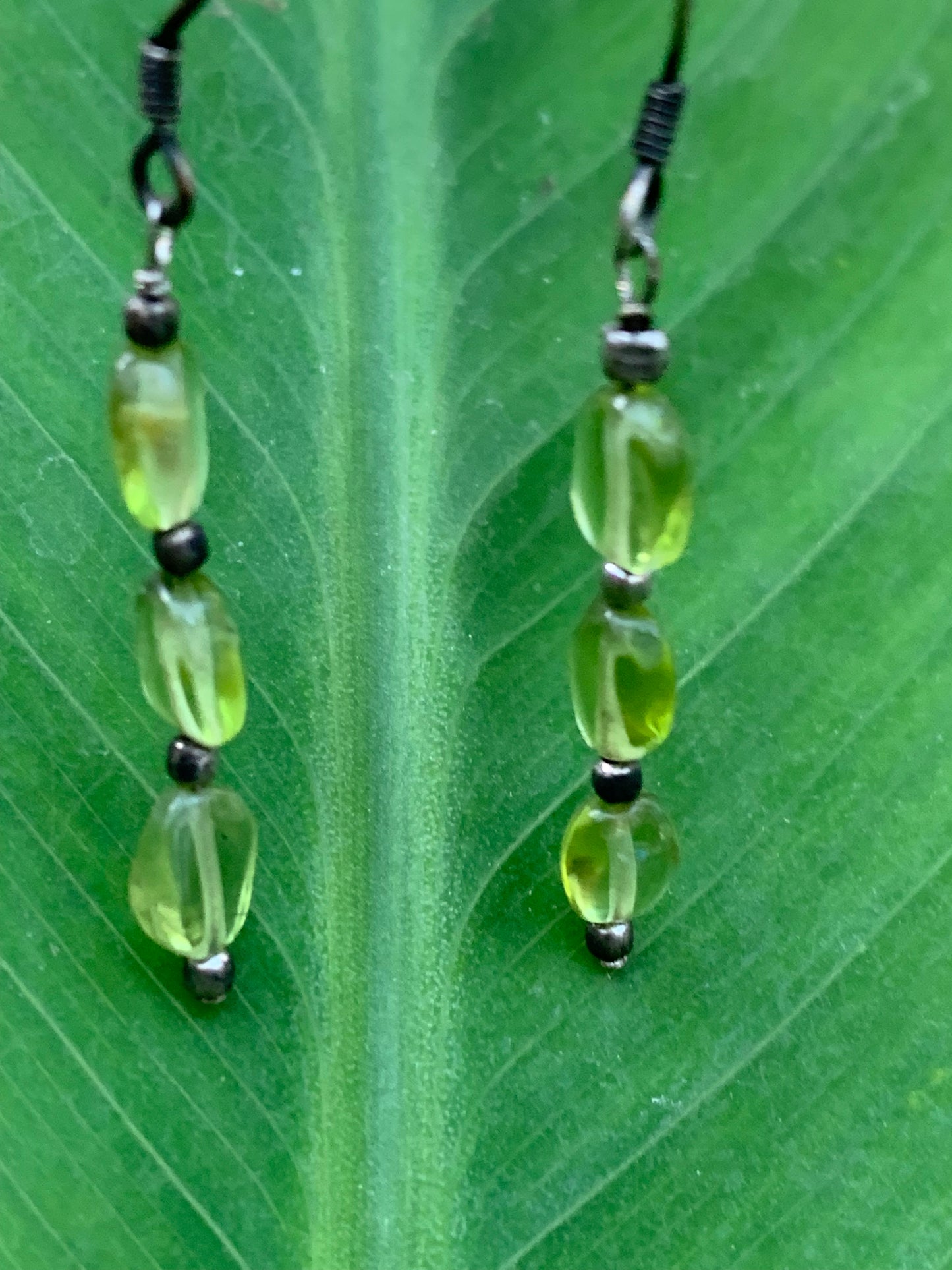 Boucles d'oreilles en Péridot, perlages sur tiges avec fantaisies, qualité AA à AAA. Vendu en Argent ou en laiton finition argenté ou doré, parfait !