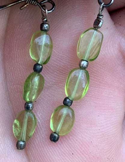 Boucles d'oreilles en Péridot, perlages sur tiges avec fantaisies, qualité AA à AAA. Vendu en Argent ou en laiton finition argenté ou doré, parfait !