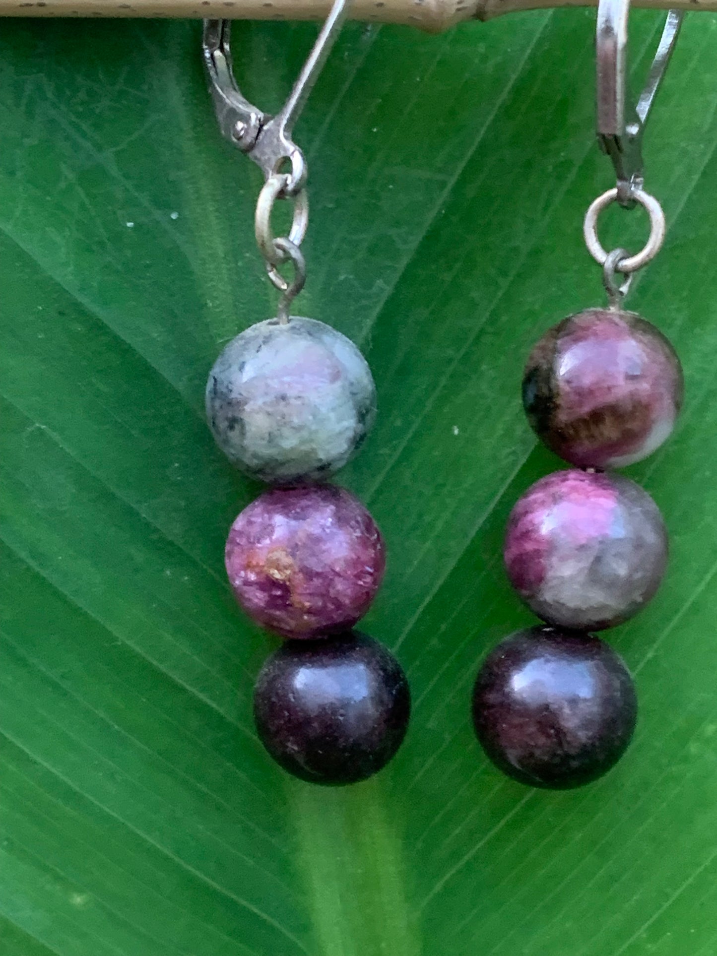 Boucles d'oreilles en Tourmaline rose (Rubellite), 3 perles de 8mm sur tige, qualité AA à AAA. Vendu en Argent ou en laiton finition argenté ou doré, parfait !