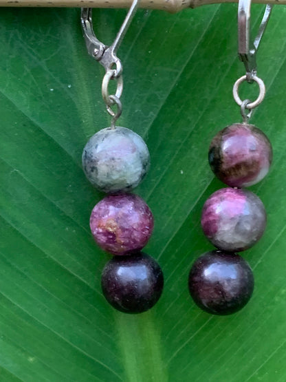 Boucles d'oreilles en Tourmaline rose (Rubellite), 3 perles de 8mm sur tige, qualité AA à AAA. Vendu en Argent ou en laiton finition argenté ou doré, parfait !