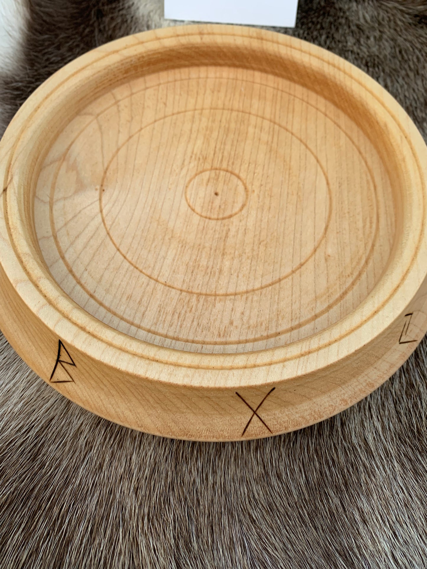 Grande assiette en bois avec ou sans gravure de Runes, 200 mm de diamètre x 30 de haut - 350 grammes. Fait main en France (19), très belle qualité, magnifique pièce !