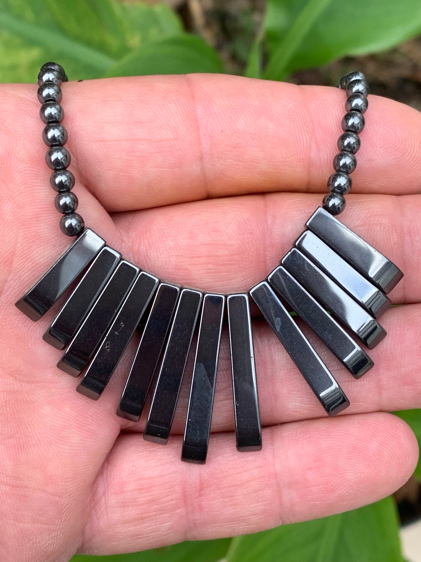 Hématite, collier 'Panoramique' en perles rondes de 4 millilmètres et barettes de 20 à 30 millimètres (Argent, plaqué or, argenté). 3 finitions au choix pour le système de fermeture. Une pierre naturelle à l'effet métal, superbe !