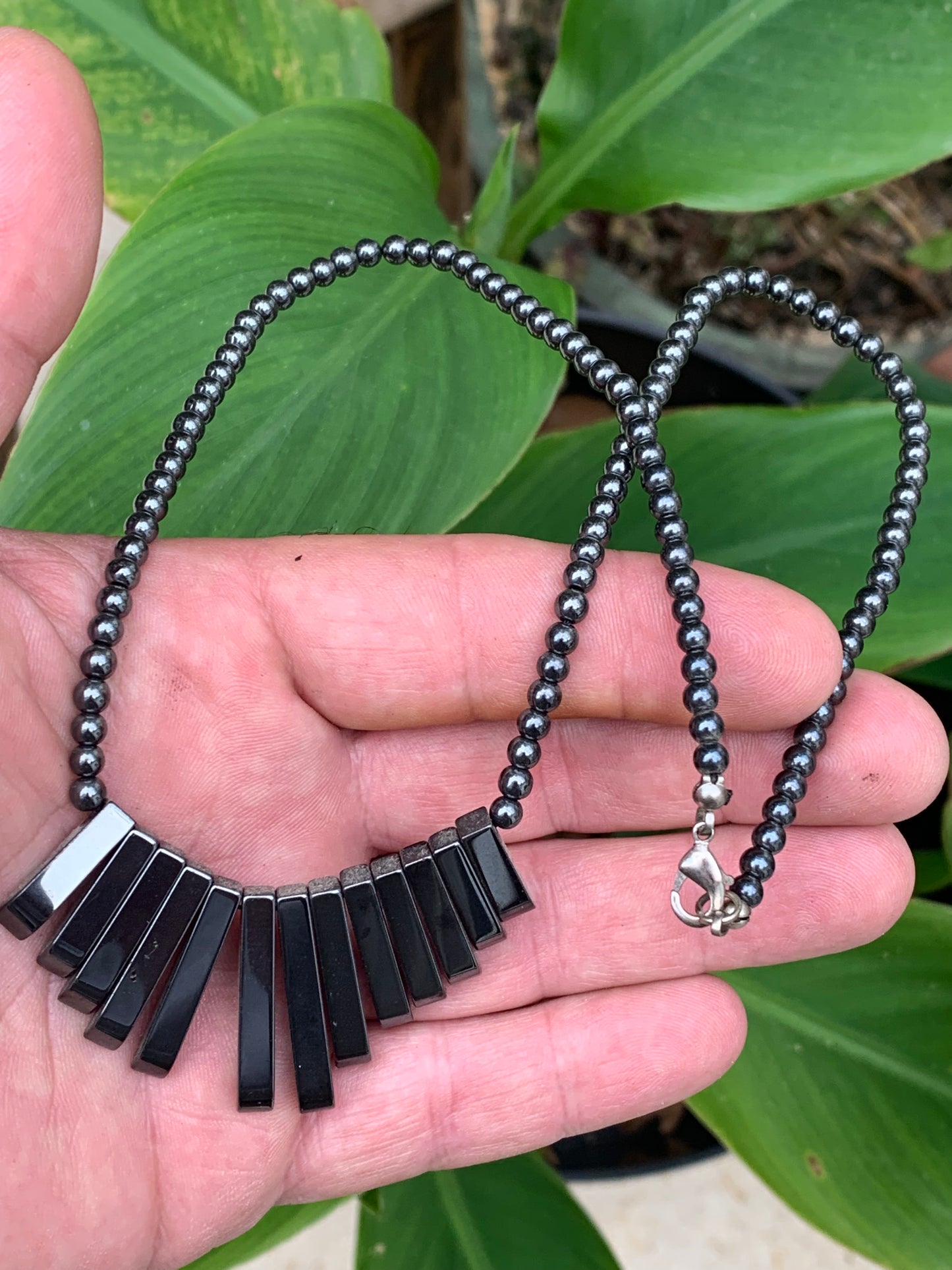 Hématite, collier 'Panoramique' en perles rondes de 4 millilmètres et barettes de 20 à 30 millimètres (Argent, plaqué or, argenté). 3 finitions au choix pour le système de fermeture. Une pierre naturelle à l'effet métal, superbe !