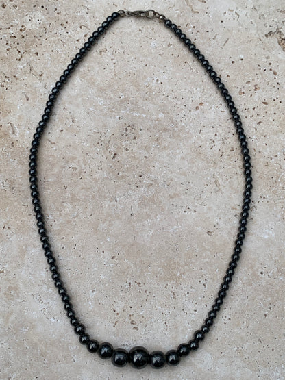 Hématite, collier 'Chute' en perles rondes de 4, 6, 8 et 10 mm. 3 finitions au choix pour le système de fermeture (Argent, plaqué or, argenté). Une pierre naturelle à l'effet métal, superbe !