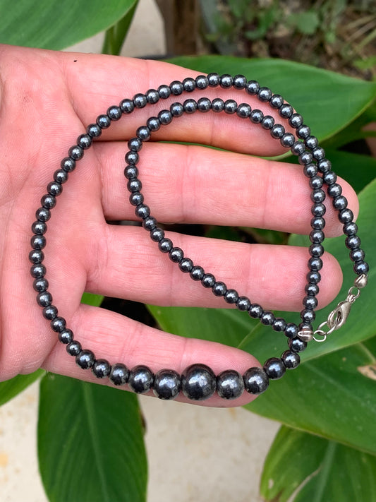 Hématite, collier 'Chute' en perles rondes de 4, 6, 8 et 10 mm. 3 finitions au choix pour le système de fermeture (Argent, plaqué or, argenté). Une pierre naturelle à l'effet métal, superbe !