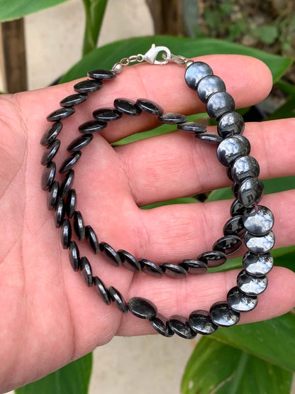 Hématite, collier en perles 'Pastille' de 10x2 mm. 3 finitions au choix pour le système de fermeture (Argent, plaqué or, argenté). Une pierre naturelle à l'effet métal, superbe !