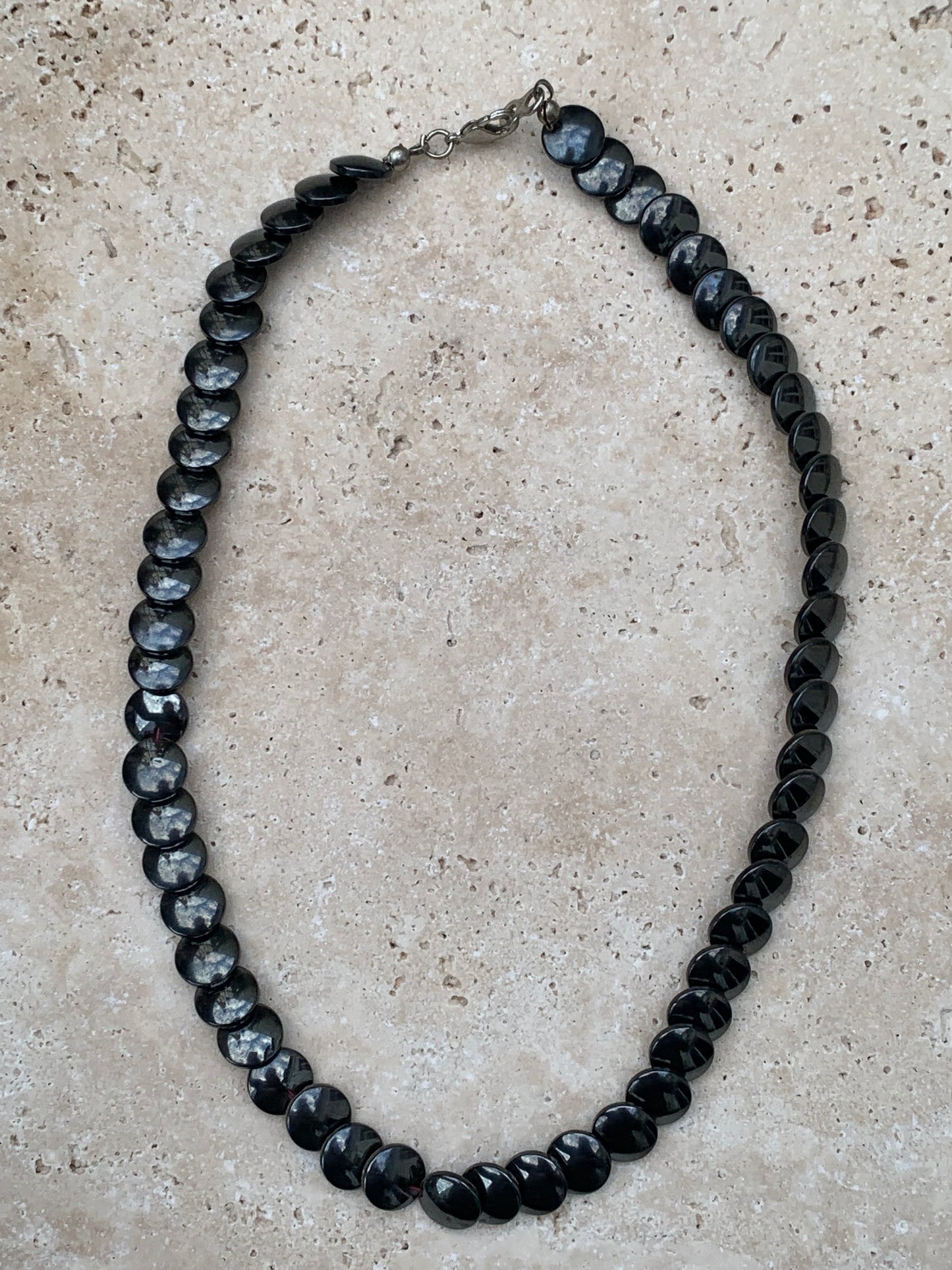 Hématite, collier en perles 'Pastille' de 10x2 mm. 3 finitions au choix pour le système de fermeture (Argent, plaqué or, argenté). Une pierre naturelle à l'effet métal, superbe !