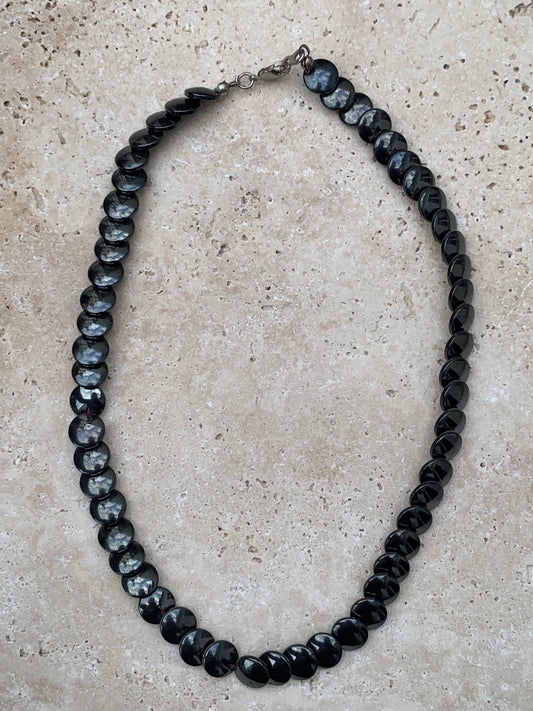 Hématite, collier en perles 'Pastille' de 10x2 mm. 3 finitions au choix pour le système de fermeture (Argent, plaqué or, argenté). Une pierre naturelle à l'effet métal, superbe !