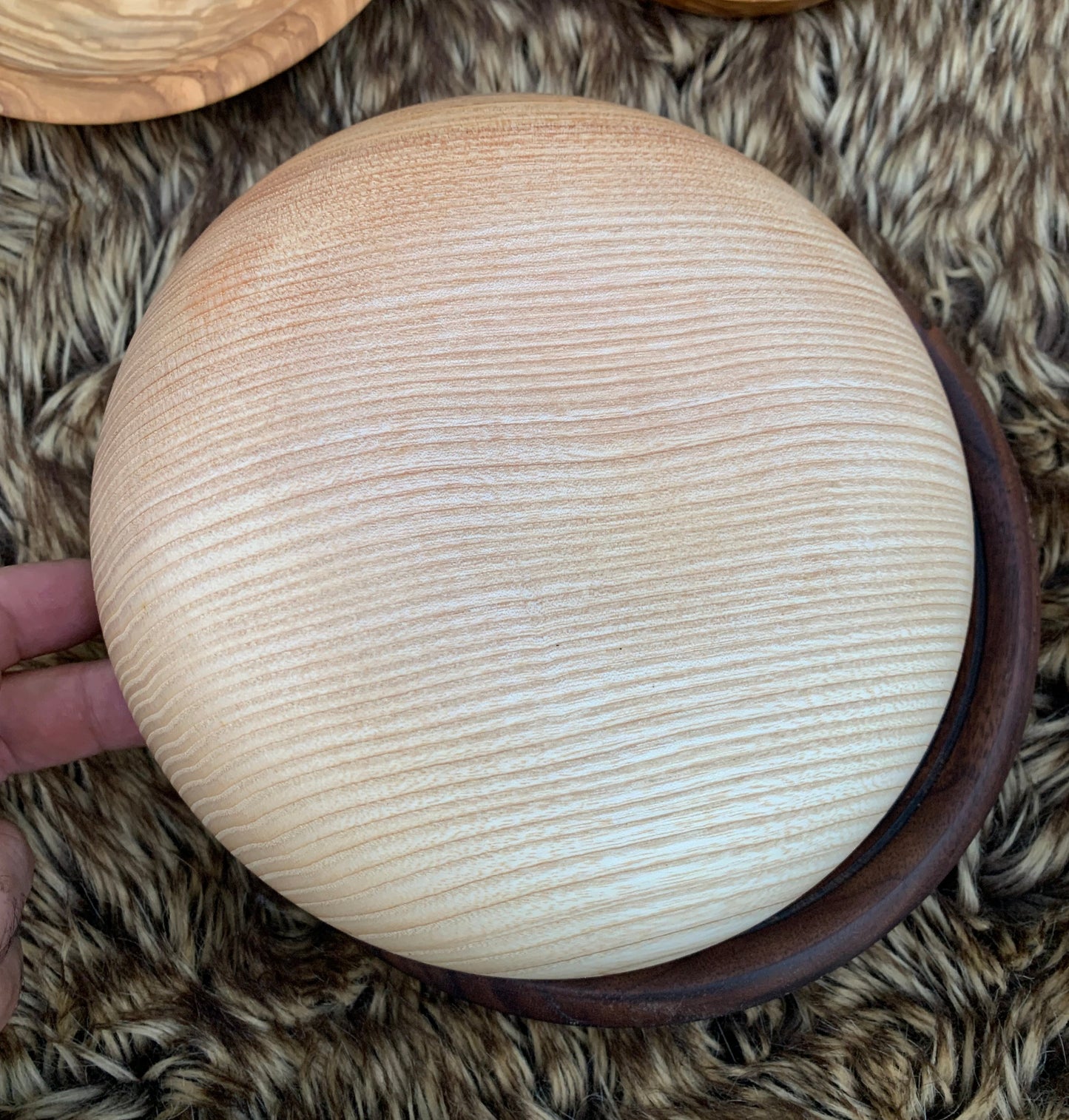 Plat de présentation ou grande assiette creuse en bois avec ou sans gravure de Runes, 200 mm de diamètre x 60 de haut x 8 - 250 grammes. Fait main en France (19), très belle qualité, magnifique pièce !