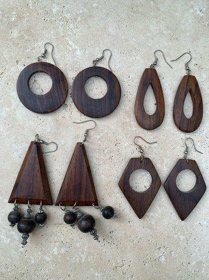 Boucles d'oreilles en bois d'acajou de 6 à 10 centimètres de hauteur, boucle en métal, 2 options : laiton argenté ou Argent 925, superbes pièces !