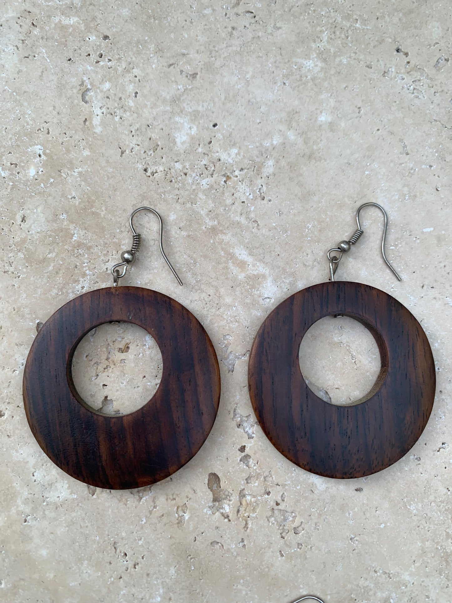 Boucles d'oreilles en bois d'acajou de 6 à 10 centimètres de hauteur, boucle en métal, 2 options : laiton argenté ou Argent 925, superbes pièces !