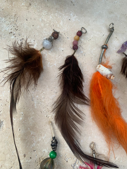 Bijoux d'appoint pour sacs, instruments ou autres. Fait en plume de coq, de paon ou d'autruche… Superbes rendus  !