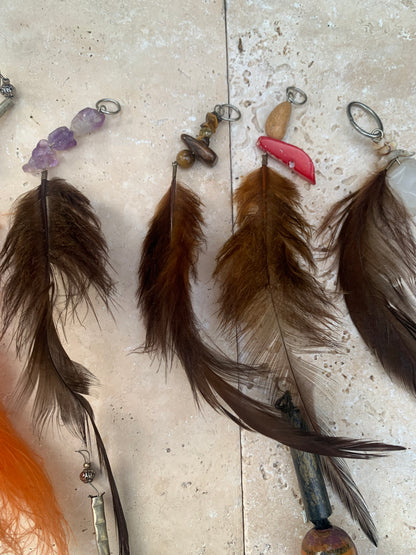 Bijoux d'appoint pour sacs, instruments ou autres. Fait en plume de coq, de paon ou d'autruche… Superbes rendus  !
