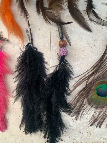 Bijoux d'appoint pour sacs, instruments ou autres. Fait en plume de coq, de paon ou d'autruche… Superbes rendus  !