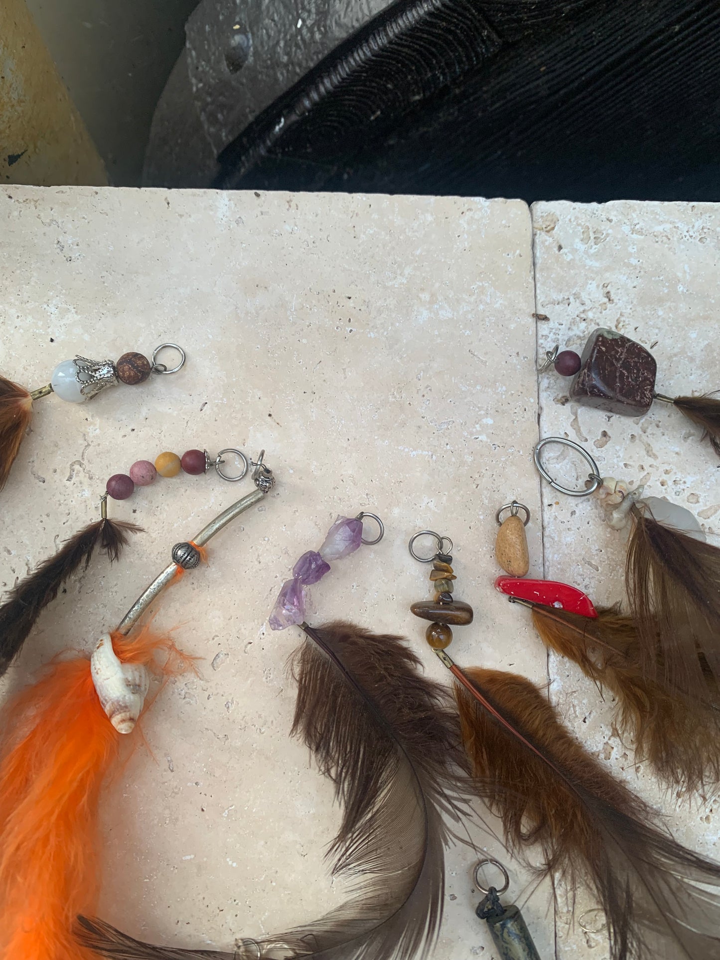Bijoux d'appoint pour sacs, instruments ou autres. Fait en plume de coq, de paon ou d'autruche… Superbes rendus  !
