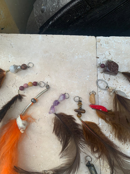 Bijoux d'appoint pour sacs, instruments ou autres. Fait en plume de coq, de paon ou d'autruche… Superbes rendus  !