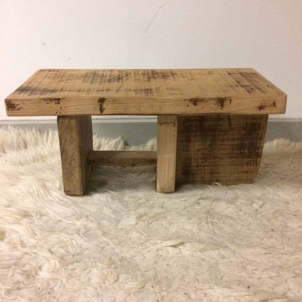 Banc de méditation en bois (Chêne), modèle de 48 x 20 centimètres de hauteur, parfait pour la méditation et même en décoration ! Fabriquer par Gem & Zen, chaque pièce est monter à la main, en France !