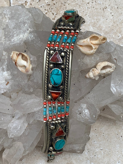 Superbe bracelet en perle et cabochon de turquoise et corail. 18,5 centimètres de longueur. Fait sur Argent au Népal !