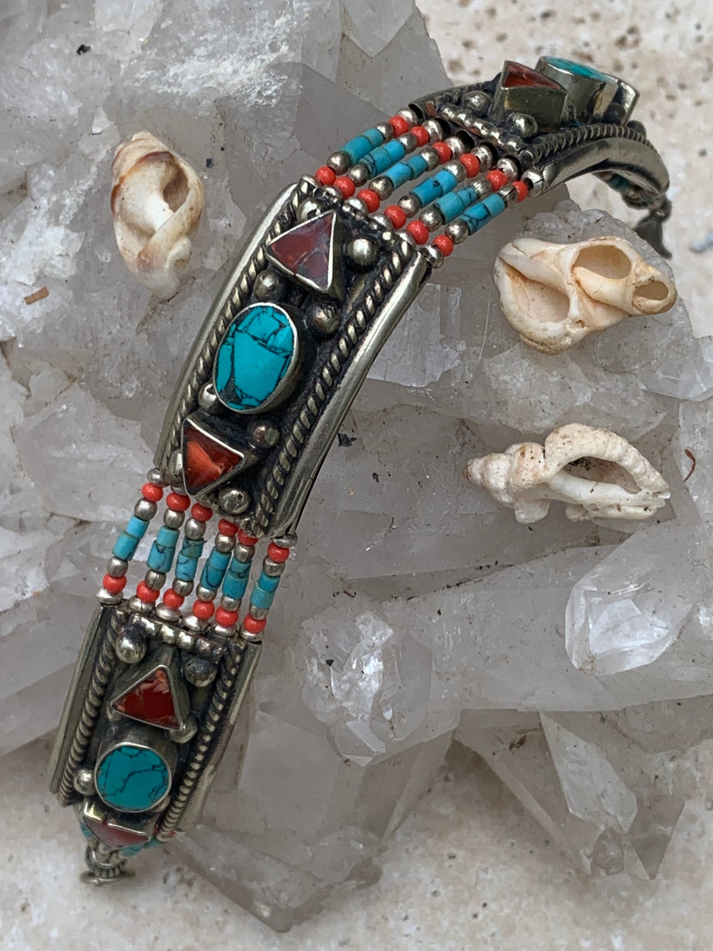 Superbe bracelet en perle et cabochon de turquoise et corail. 18,5 centimètres de longueur. Fait sur Argent au Népal !