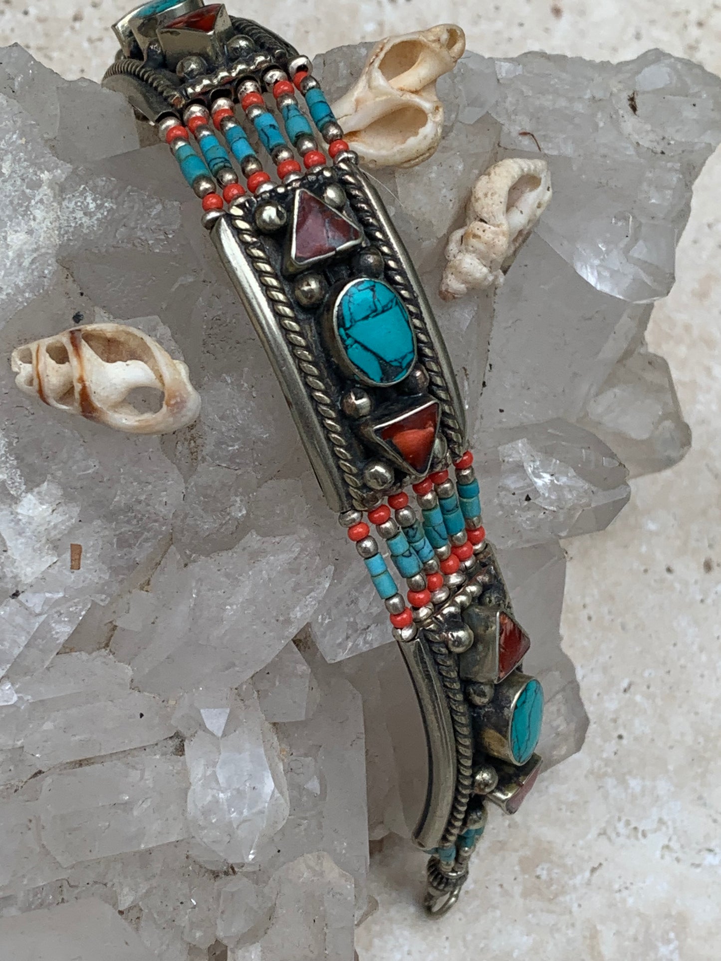 Superbe bracelet en perle et cabochon de turquoise et corail. 18,5 centimètres de longueur. Fait sur Argent au Népal !