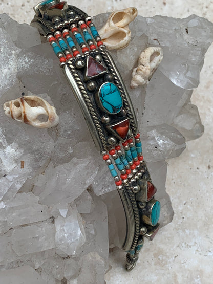Superbe bracelet en perle et cabochon de turquoise et corail. 18,5 centimètres de longueur. Fait sur Argent au Népal !