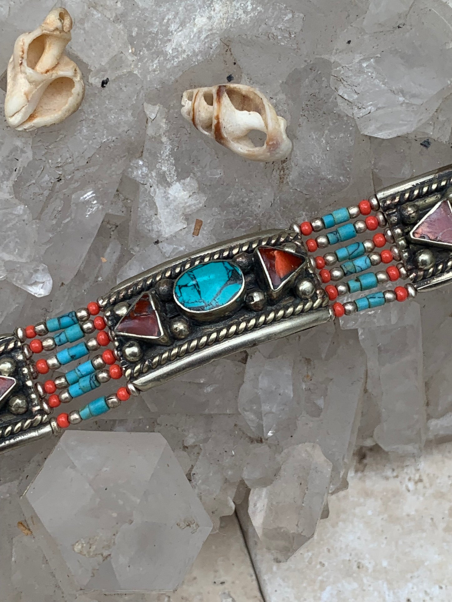 Superbe bracelet en perle et cabochon de turquoise et corail. 18,5 centimètres de longueur. Fait sur Argent au Népal !