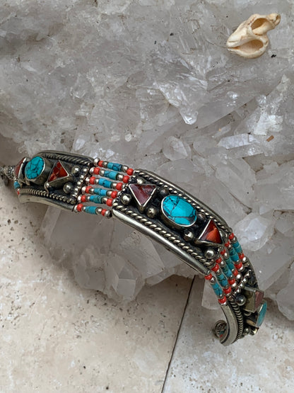 Superbe bracelet en perle et cabochon de turquoise et corail. 18,5 centimètres de longueur. Fait sur Argent au Népal !
