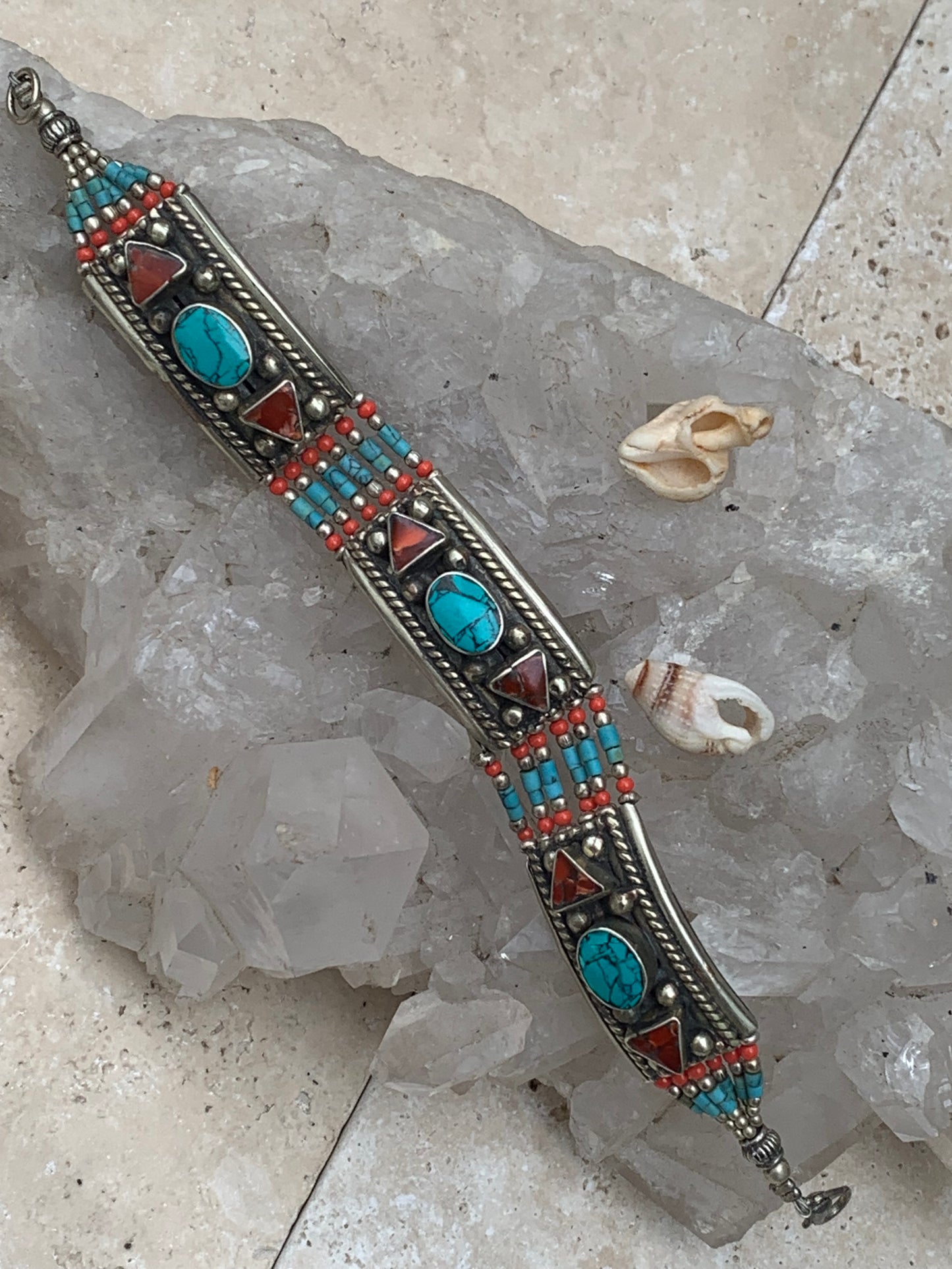 Superbe bracelet en perle et cabochon de turquoise et corail. 18,5 centimètres de longueur. Fait sur Argent au Népal !