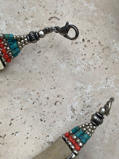 Superbe bracelet en perle et cabochon de turquoise et corail. 18,5 centimètres de longueur. Fait sur Argent au Népal !