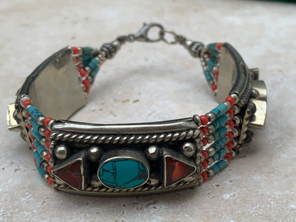 Superbe bracelet en perle et cabochon de turquoise et corail. 18,5 centimètres de longueur. Fait sur Argent au Népal !
