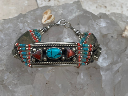 Superbe bracelet en perle et cabochon de turquoise et corail. 18,5 centimètres de longueur. Fait sur Argent au Népal !