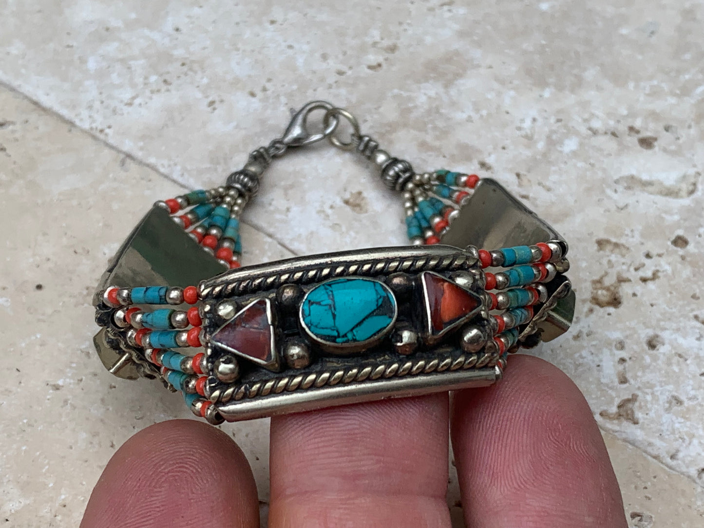 Superbe bracelet en perle et cabochon de turquoise et corail. 18,5 centimètres de longueur. Fait sur Argent au Népal !