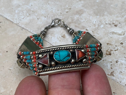 Superbe bracelet en perle et cabochon de turquoise et corail. 18,5 centimètres de longueur. Fait sur Argent au Népal !