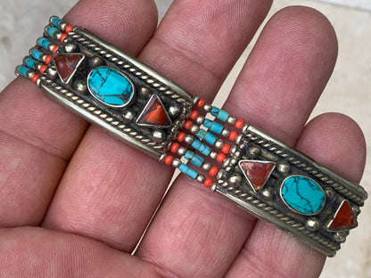 Superbe bracelet en perle et cabochon de turquoise et corail. 18,5 centimètres de longueur. Fait sur Argent au Népal !