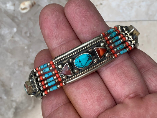 Superbe bracelet en perle et cabochon de turquoise et corail. 18,5 centimètres de longueur. Fait sur Argent au Népal !